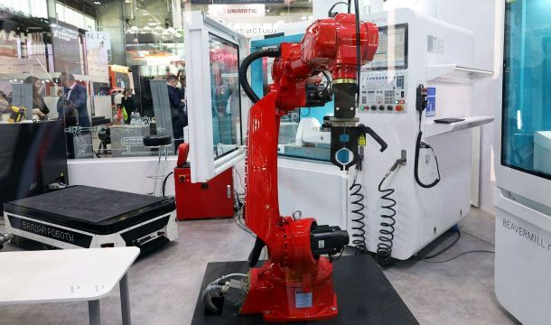 Пермский РОБОТЕХ презентовал на выставке «Иннопром-2024» промышленный робот-манипулятор