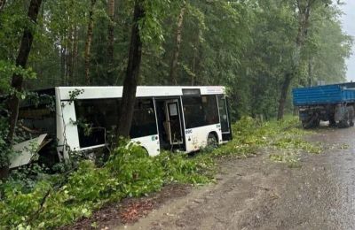 В ДТП с рейсовым автобусом в Соликамске пострадали четыре человека (обновлено)