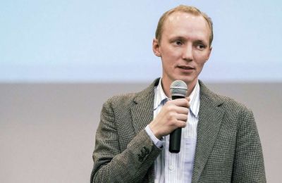 Мнение: красные флаги были символом прогрессивных изменений, а сегодня становятся символом махрового консерватизма 