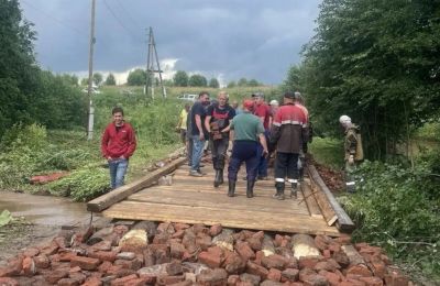 Жители одного из поселков Пермского округа вместе с местными властями восстановили проезд после ливней