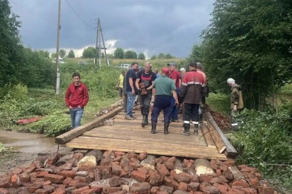Жители одного из поселков Пермского округа вместе с местными властями восстановили проезд после ливней