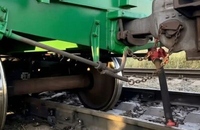 Тепловоз и полувагон с аммиачной селитрой сошли с рельсов в Прикамье