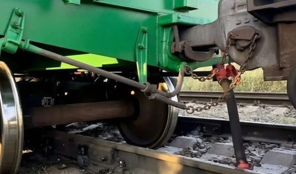 Тепловоз и полувагон с аммиачной селитрой сошли с рельсов в Прикамье