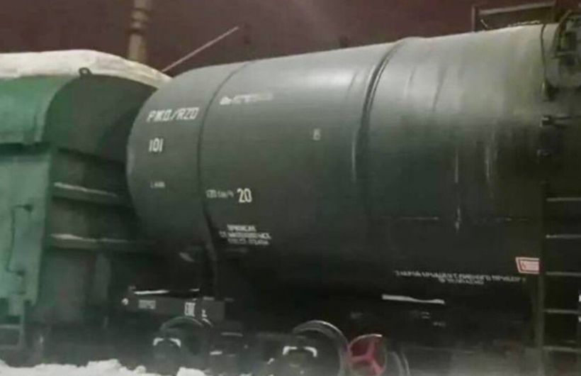 ​Три вагона грузового поезда сошли с рельсов в Пермском крае